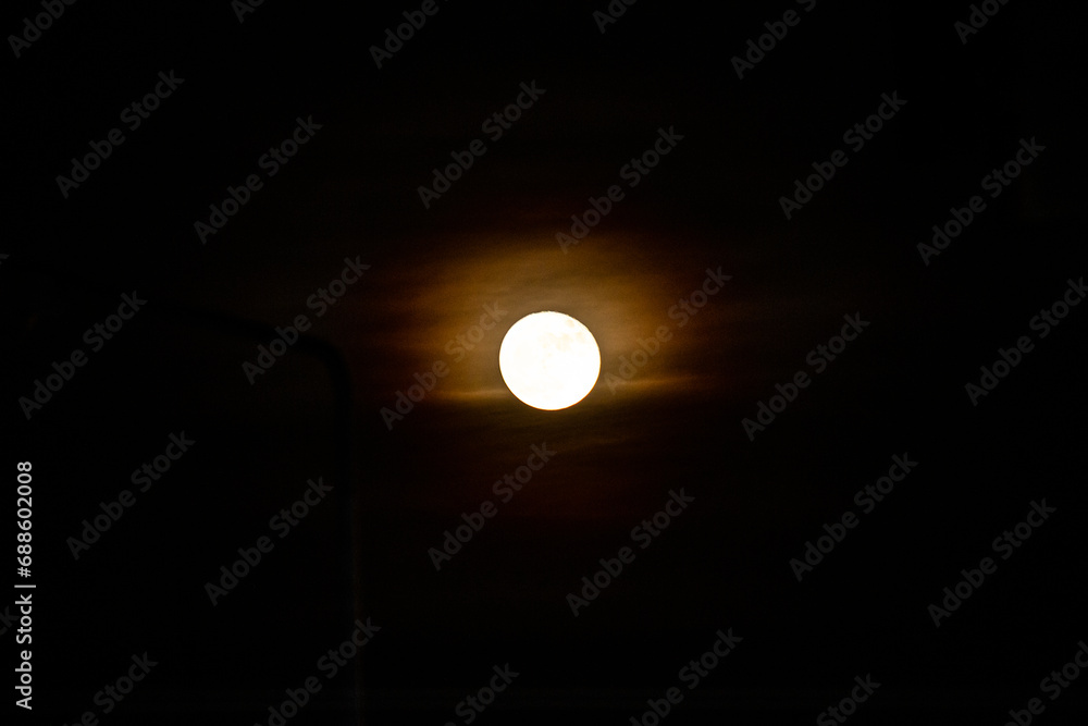 Obraz premium Full moon with warm light