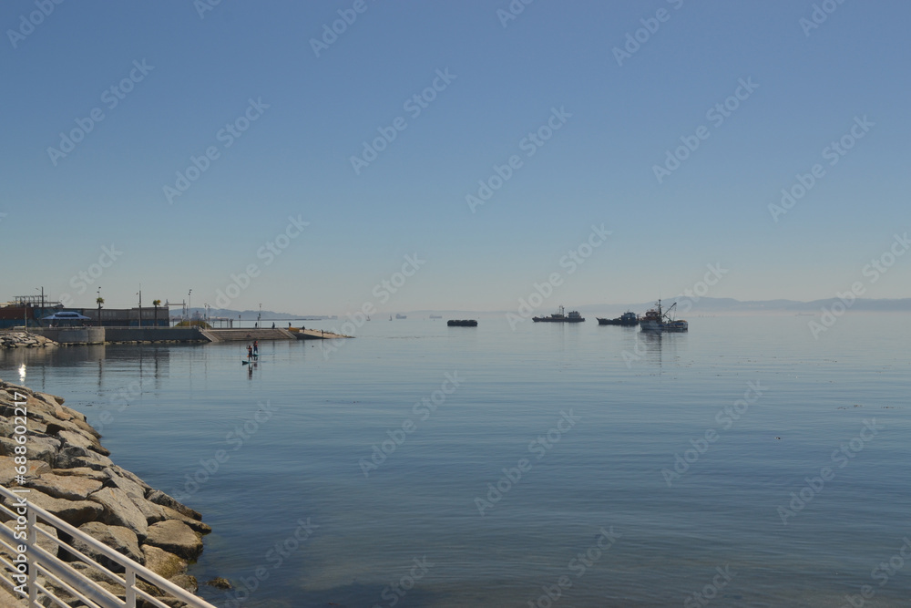 Obraz premium some boats in a bay with the sea calm