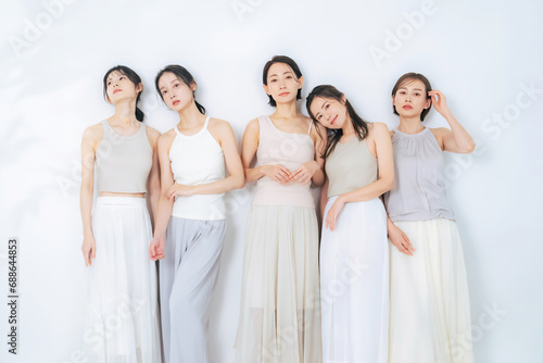 ナチュラルカラーの衣装を着たミドル女性グループの美容イメージ　スキンケア　コスメ photo