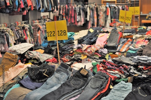 Kleiderbörse für Kinderkleidung mit vielen Hosen und anderer Bekleidung photo