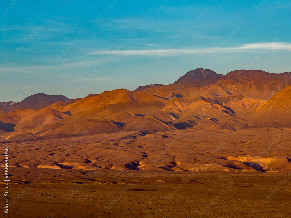 Fototapeta premium Vista aérea do por do sol e final da tarde em San Pedro de Atacama, Chile. 