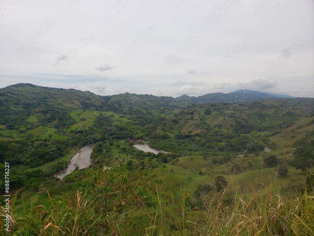 Fototapeta premium Paisaje con rio