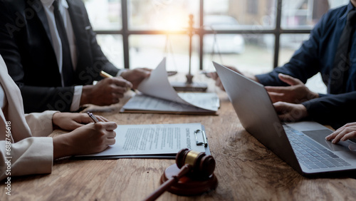 Tableau sur toile Legal execution department makes an appointment with the customer to sign a mediation agreement to pay the debt