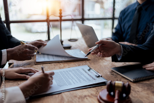 Fotografi Legal execution department makes an appointment with the customer to sign a mediation agreement to pay the debt