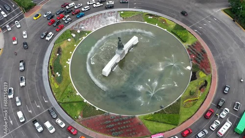 Time lapse glorieta Minerva en Guadalajara, Jalisco, toma urbana con drone photo