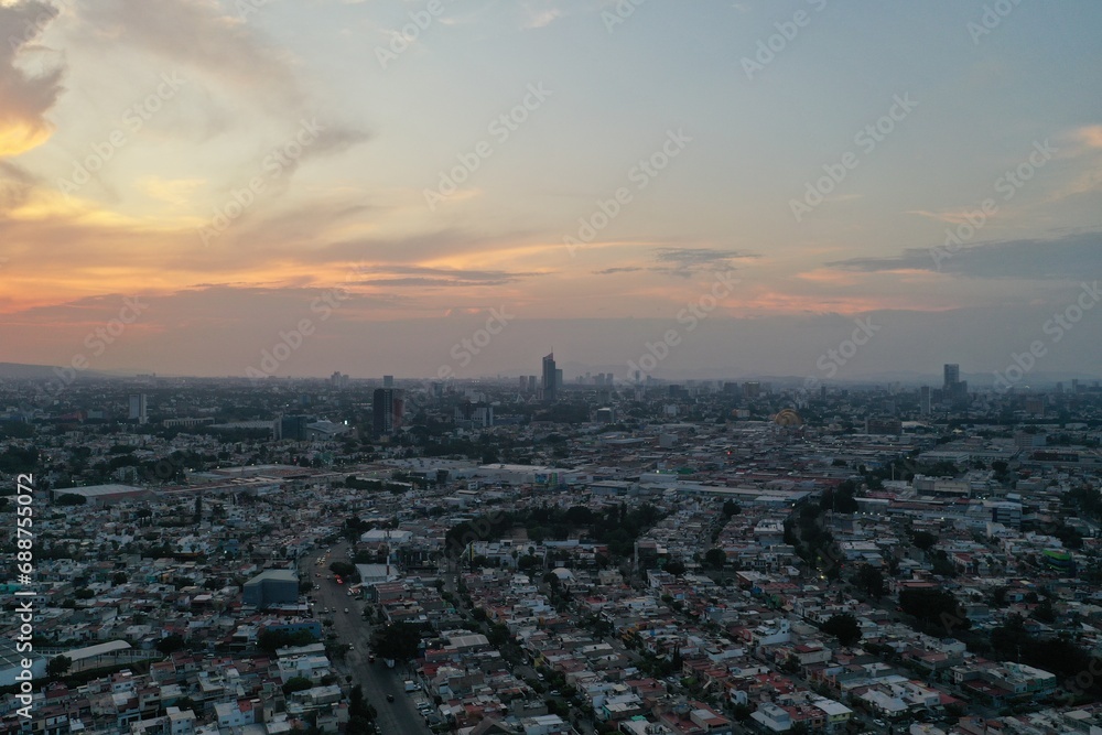 Ciudad desde las alturas en atardecer toma panorámica de Dron, Guadalajara