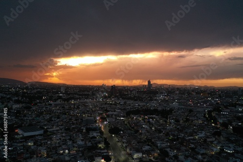 Ciudad desde las alturas en atardecer toma panorámica de Dron, Guadalajara