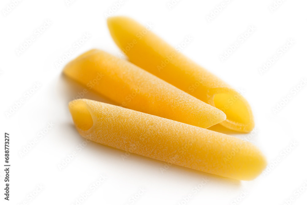 Penne lisce, tradizionale formato di pasta italiana isolato su fondo bianco, cibo europeo Penne lisce, tradizionale formato di pasta italiana isolato su fondo bianco, cibo europeo
