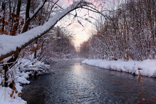 Krajobraz zimowy, wschód słońca, rzeka, wodospad i zaśnieżone drzewa (Winter landscape, sunrise, river, waterfall and snow-covered trees)