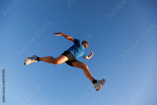 Runner jump at the city © Helder Almeida