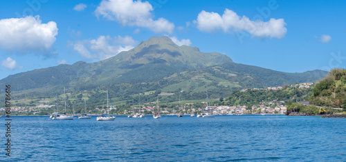 Vue panoramique de la ville de Saint Pierre et de la montagne Pelée à La Martinique. photo