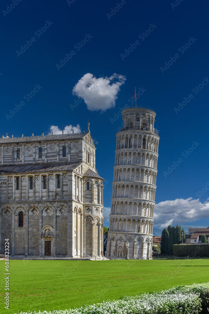 Pisa, Italy -  novembre 24, 2023: the Leaning Tower of Pisa (14th century)(Torre Pendente) behind the Cathedral in Piazza del Duomo called Piazza dei Miracoli