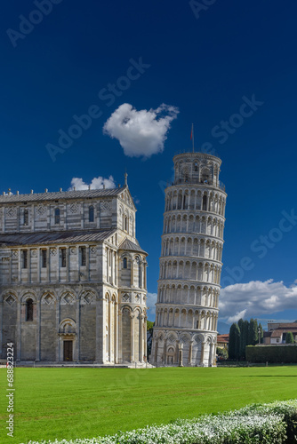 Pisa, Italy - novembre 24, 2023: the Leaning Tower of Pisa (14th century)(Torre Pendente) behind the Cathedral in Piazza del Duomo called Piazza dei Miracoli