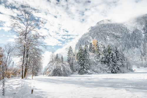 Wanderweg in einer winterlichen Landschaft im Zillertal in Tirol