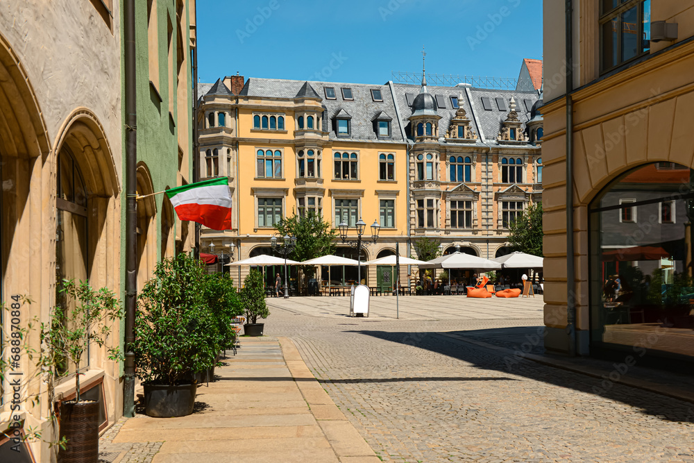 Obraz premium View of city street with road and buildings