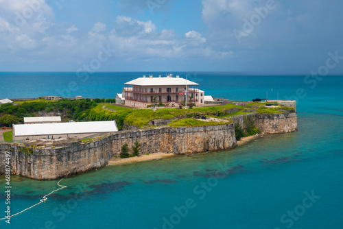 Fototapet National Museum of Bermuda aerial view including Commissioner's House and rampart at the former Royal Naval Dockyard in Sandy Parish, Bermuda
