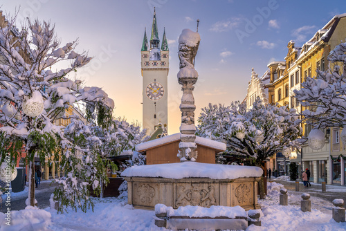 Straubing im Winter mit Schnee auf dem Stadtplatz, Stadtturm und Christkindlmarkt bei blauem Himmel in Niederbayern