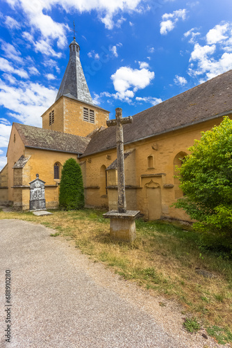 Eglise du village médiéval de Châteauneuf en Auxois, Côte-d’Or, Bourgogne  photo