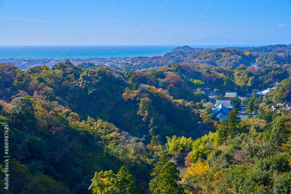 秋の鎌倉市の天園ハイキングコースにある勝上献展望台から南西側眺望(源氏山,相模湾など)
