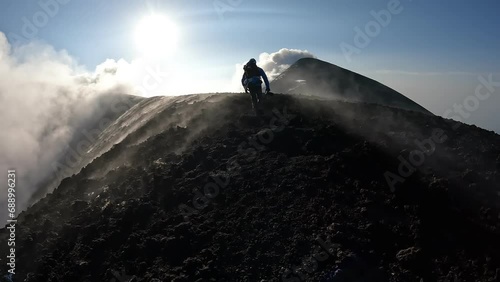 Escursionista sul cratere dell'Etna in Sicilia tra vapore e fumo photo
