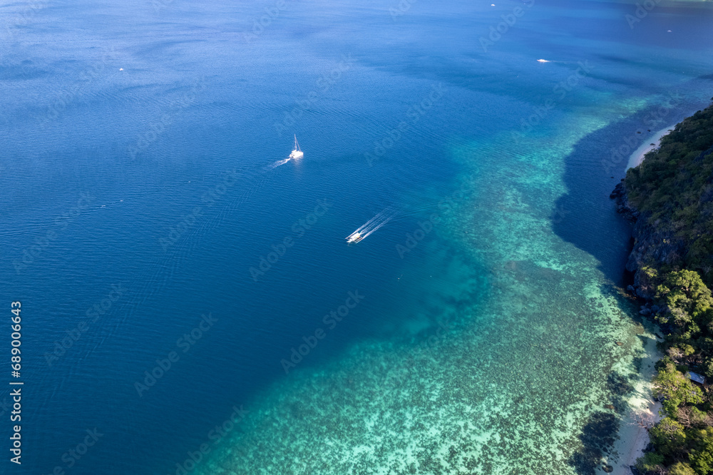 Fototapeta premium aerial view of boats in the ocean