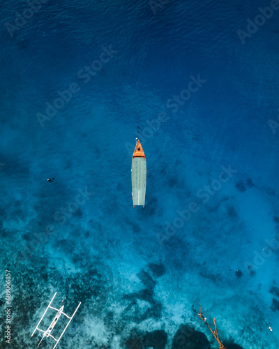 aerial view of a boat in the ocean © Clement