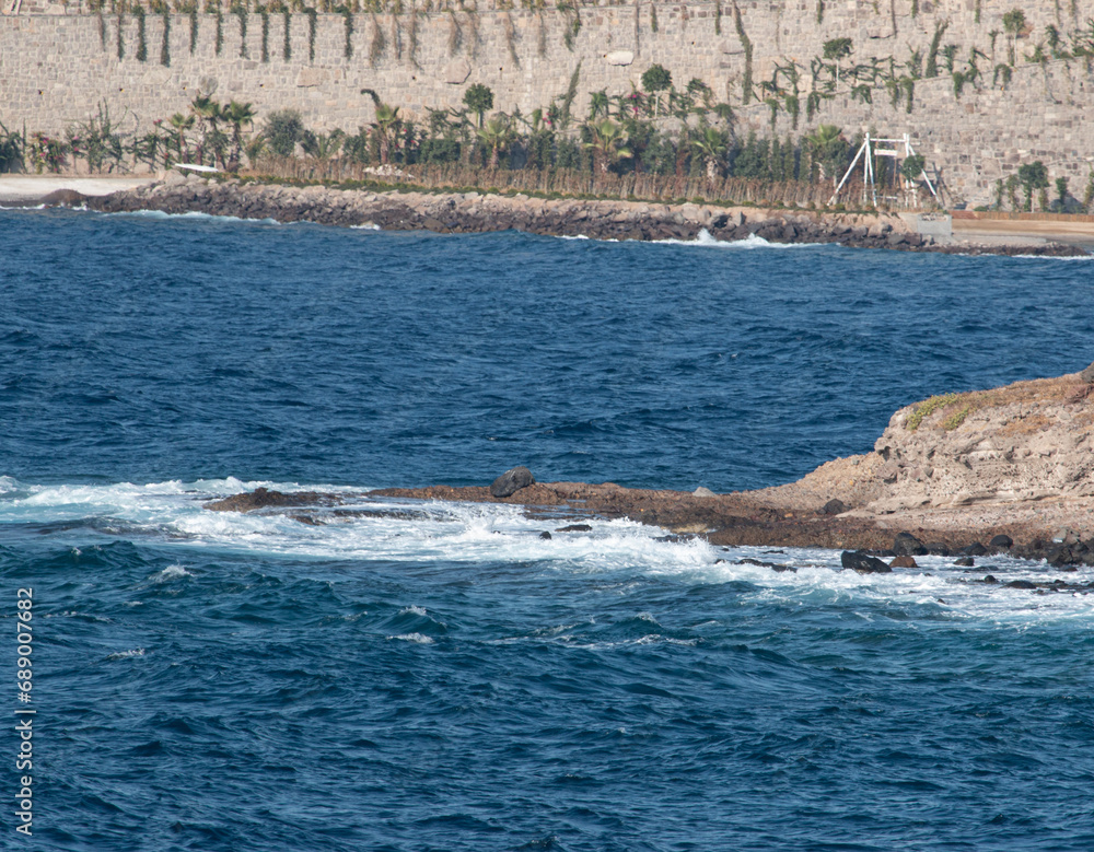 Obraz premium sea water with waves on rocky shores.