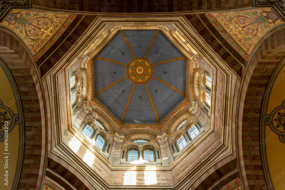 Plafond décoré de la cathédrale Sainte-Marie-Majeure de Marseille
