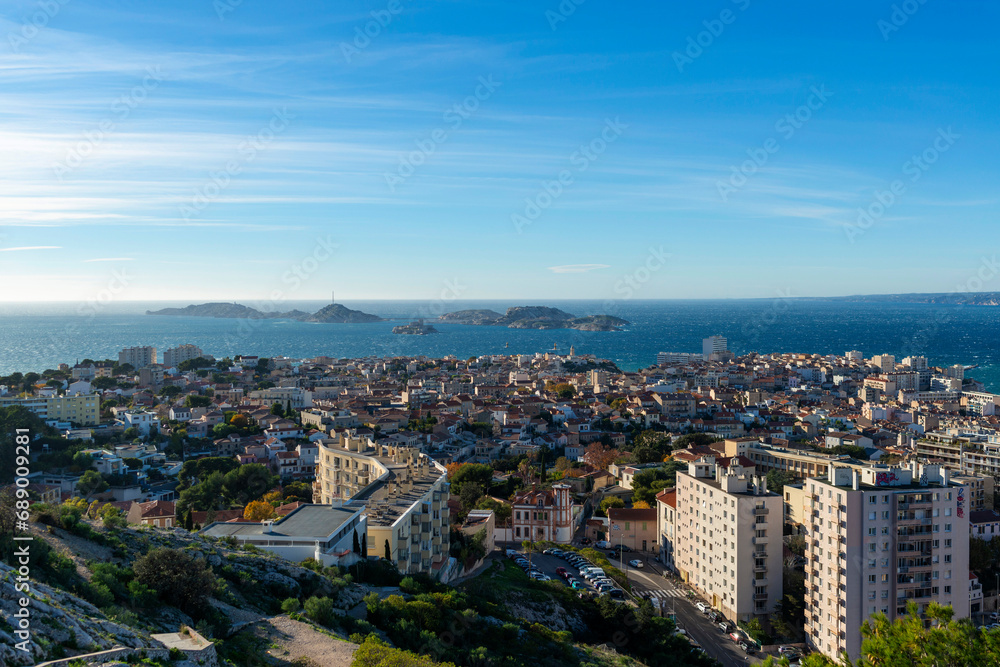 Vue panoramique de la ville de Marseille et les Iles du Frioul au large