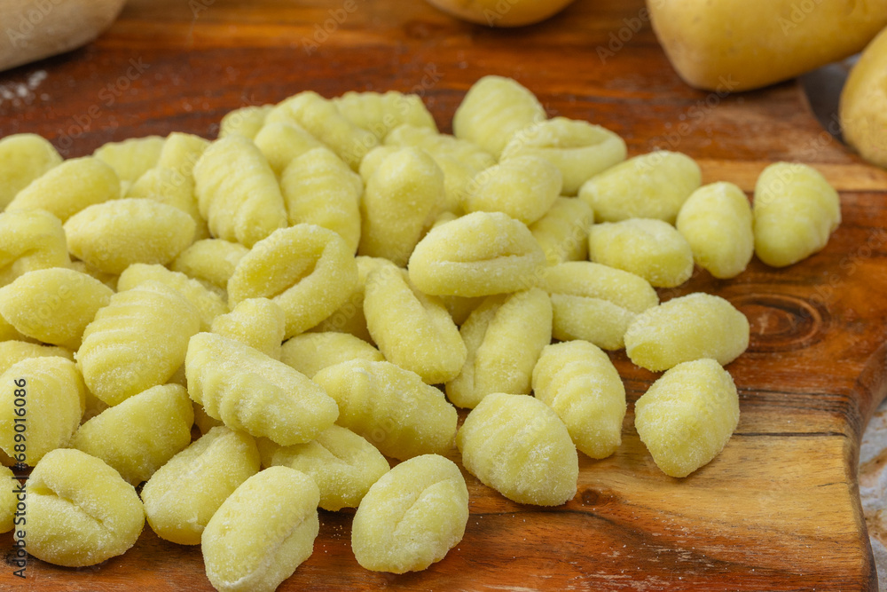 tas de gnocchi sur une planche à découper tas de gnocchi sur une planche à découper