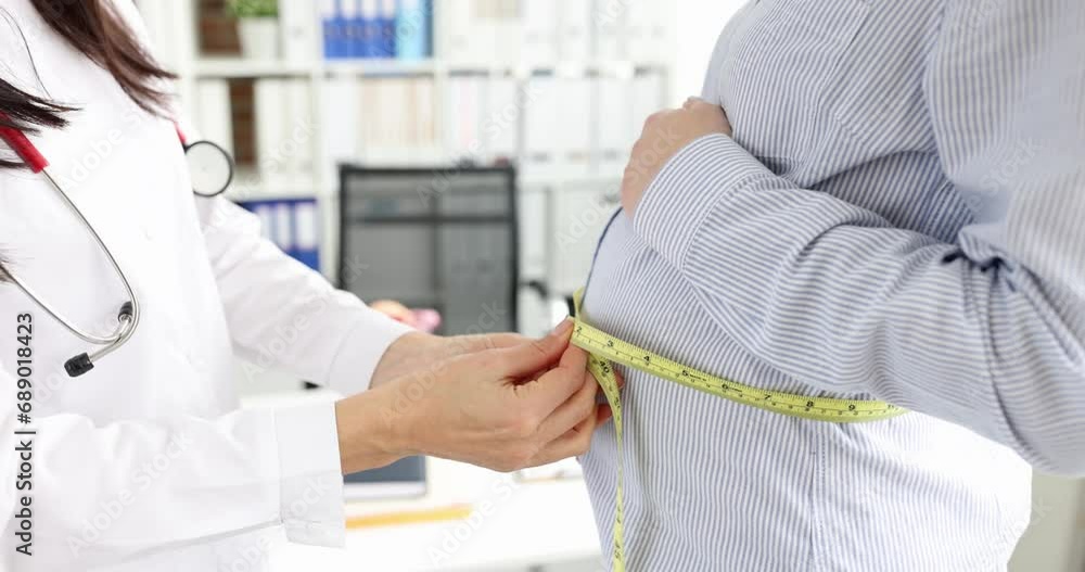 Gynecologist measures belly of pregnant woman with centimeter