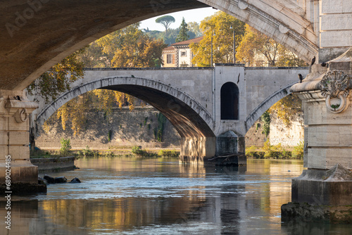 Jour d'automne ensoleillé le long du Tibre à Rome © patrick
