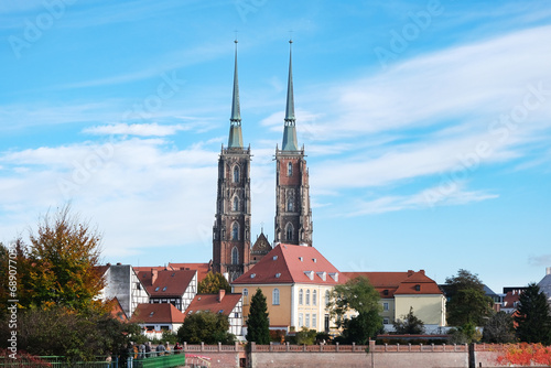 Imposanter Blick auf den Breslauer Dom (Kathedrale St. Johannes der Täufer) mit seinen beiden markanten Türmen auf der Dominsel an der Oder im Zentrum polnischen Großstadt Wrocław (Breslau)