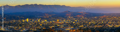 Fotografia Sunset panorama of downtown Glendale and San Gabriel Mountains in the background viewed from Griffith Park near Los Angeles, California