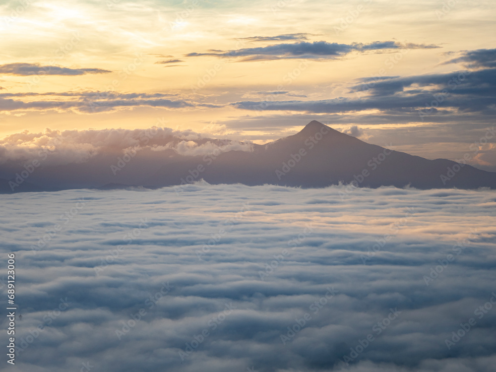 Morning mist flows through the mountains.