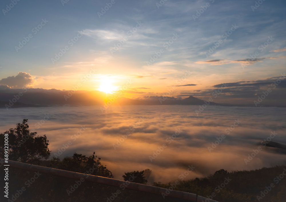 Morning mist flows through the mountains. Morning mist flows through the mountains.