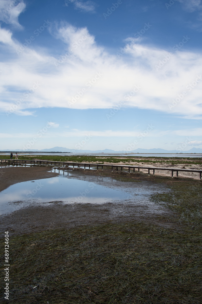 野付半島のトドワラ探勝線歩道の青空と桟橋