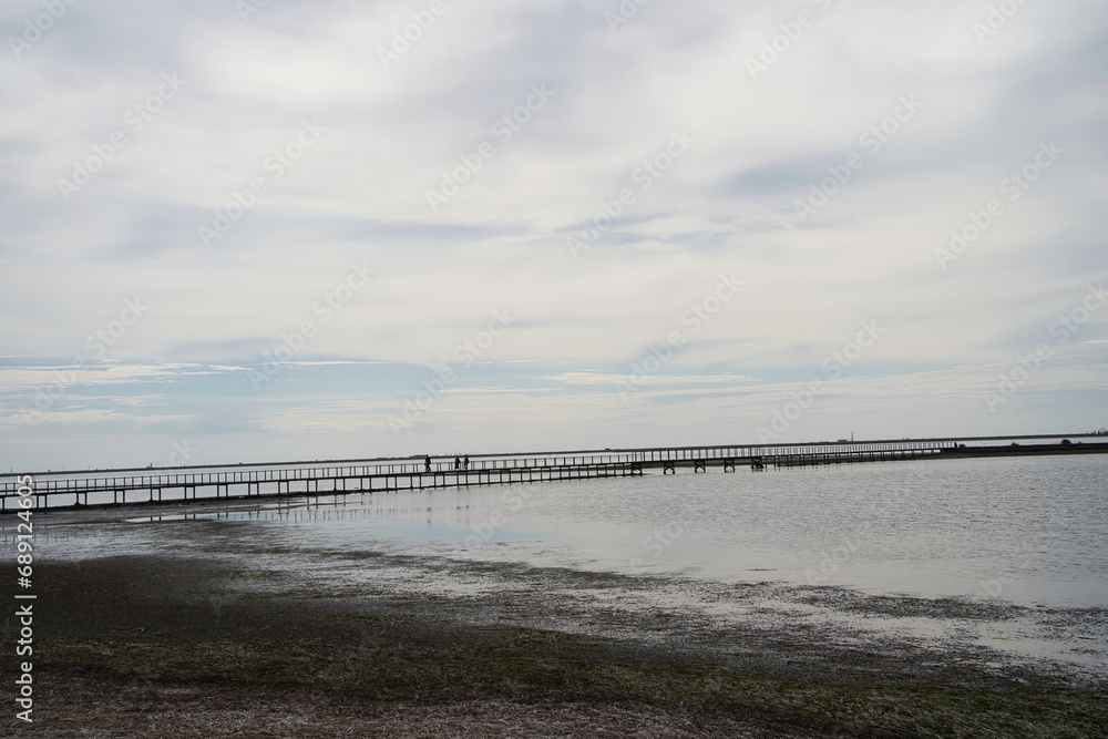 野付半島のトドワラ探勝線歩道の青空と桟橋