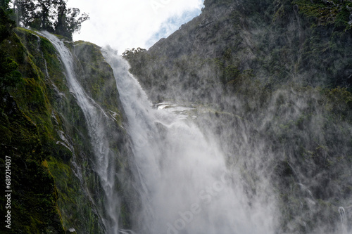 Nahaufnahme des Wasserfalls Milford Sound, Kurzzeitbelichtung 