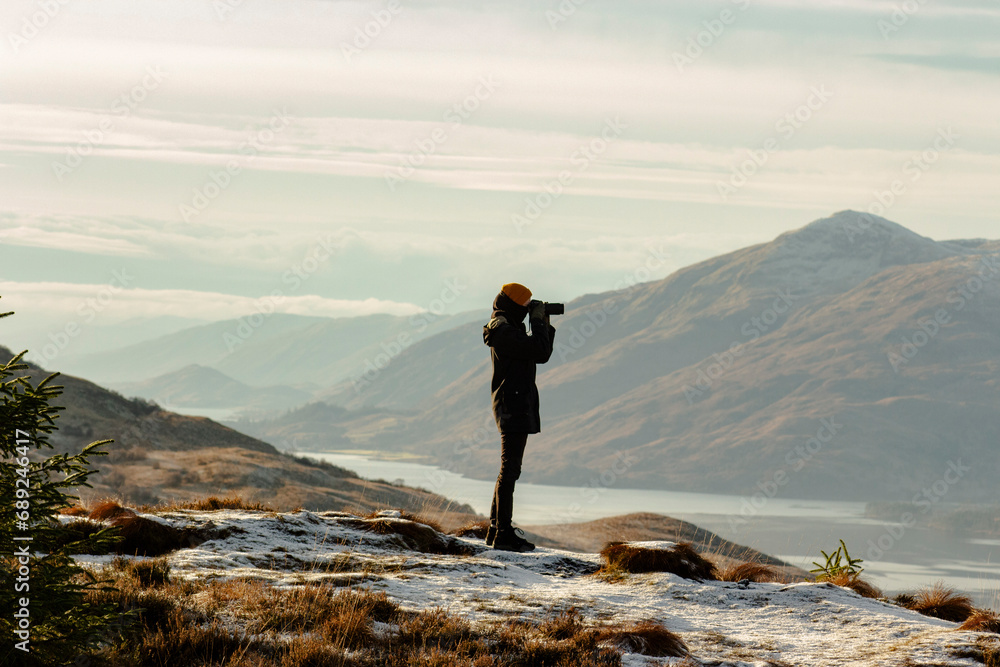Obraz premium photographer on top of mountain