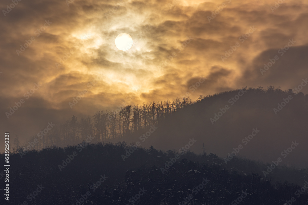 Obraz premium Sun in the clouds in mountains