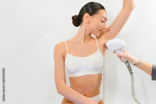 Fotografía Young woman making body hair removal laser depilation in beauty center