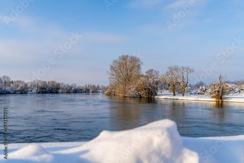 Winterlandschaft an der Donau in Straubing mit Schnee