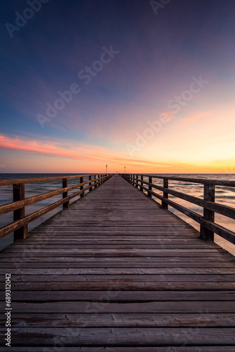Fototapeta Naklejka Na Ścianę i Meble -  Steg an der Ostsee bei Sonnenaufgang