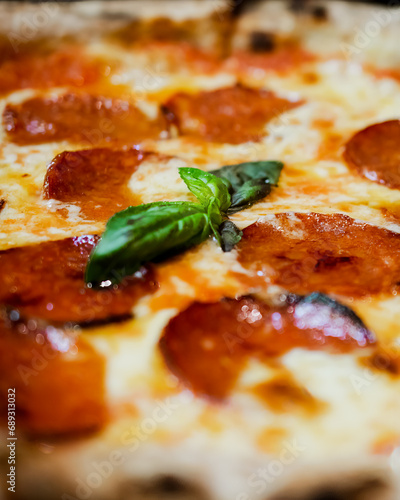 Pizza estilo napolitana de pepperoni y muzzarela photo