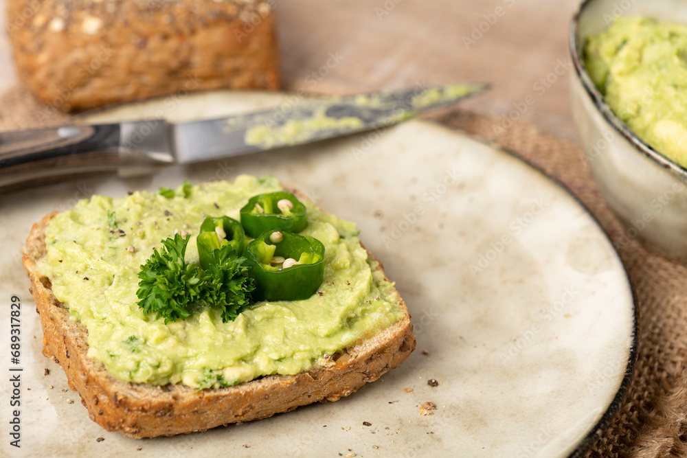 Chia-Vollkorn-Brötchen mit frischer Avocadocreme Chia-Vollkorn-Brötchen mit frischer Avocadocreme
