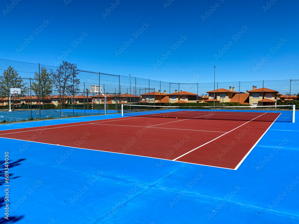 pista tenis roja y azul aire libre