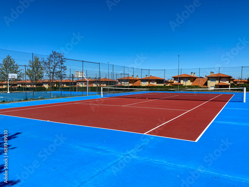 pista tenis roja y azul aire libre