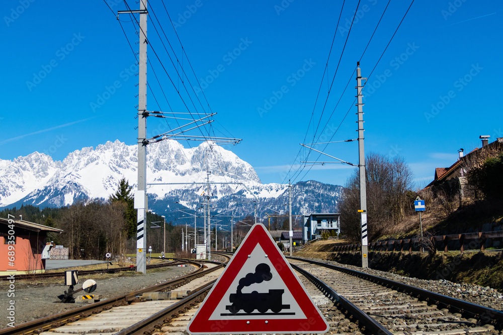 Warnschild Zug zwischen Gleisen