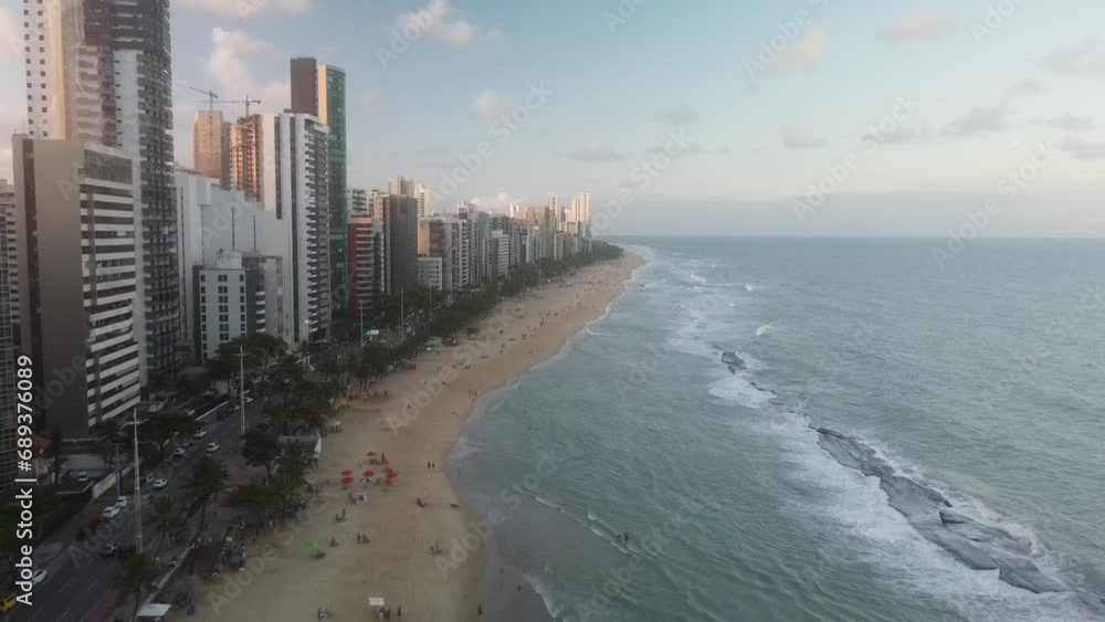 Vue aérienne panoramique de Recife avec la plage au couché de soleil, Pina, Boa Viagem, Jaboatão dos Guararapes, Brésil
Vue aérienne panoramique de Recife avec la plage au couché de soleil, Pina, Boa Viagem, Jaboatão dos Guararapes, Brésil